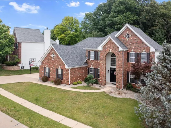 822 Castle Pines Dr, Ballwin, MO 63021