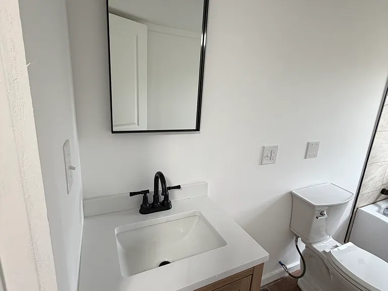 105 E 4th St #4 — Photo 8