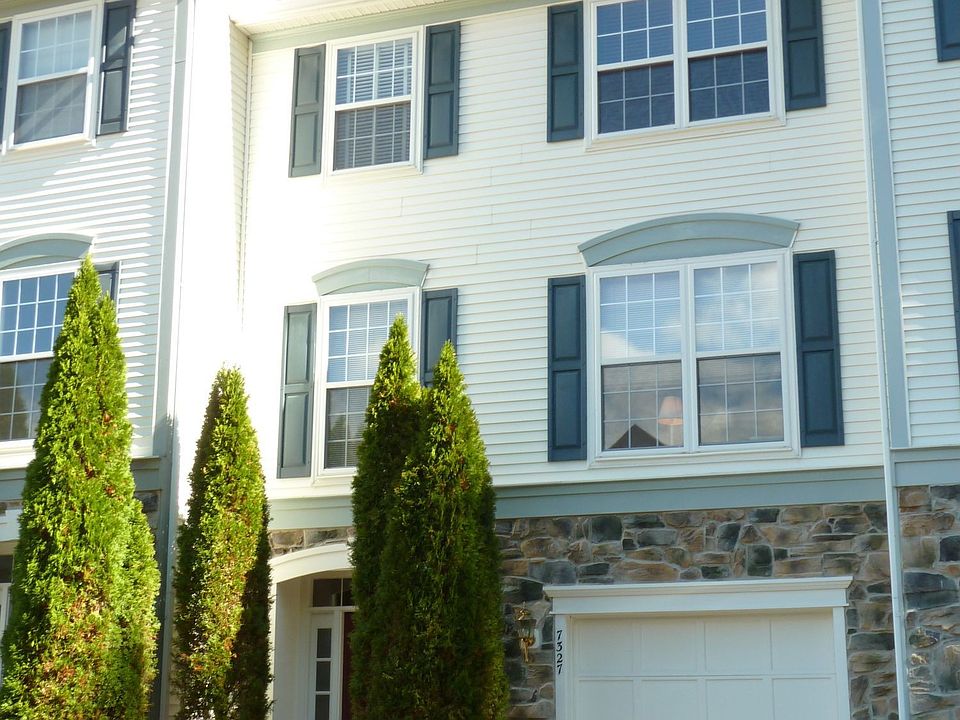 Stone-faced TH w/garage