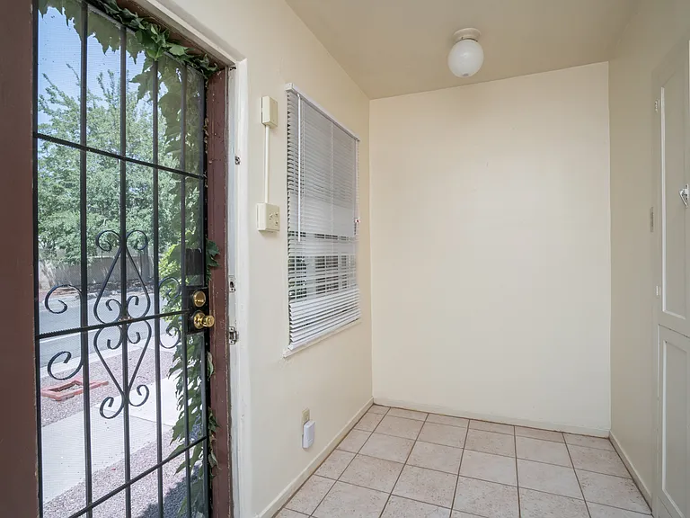 Regina Apartments — Photo 12