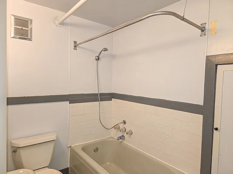 Vickery ave 14950 — Photo 8