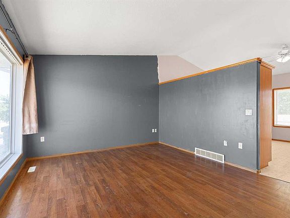 4th image of 2385 SW Hatcher Dr NE