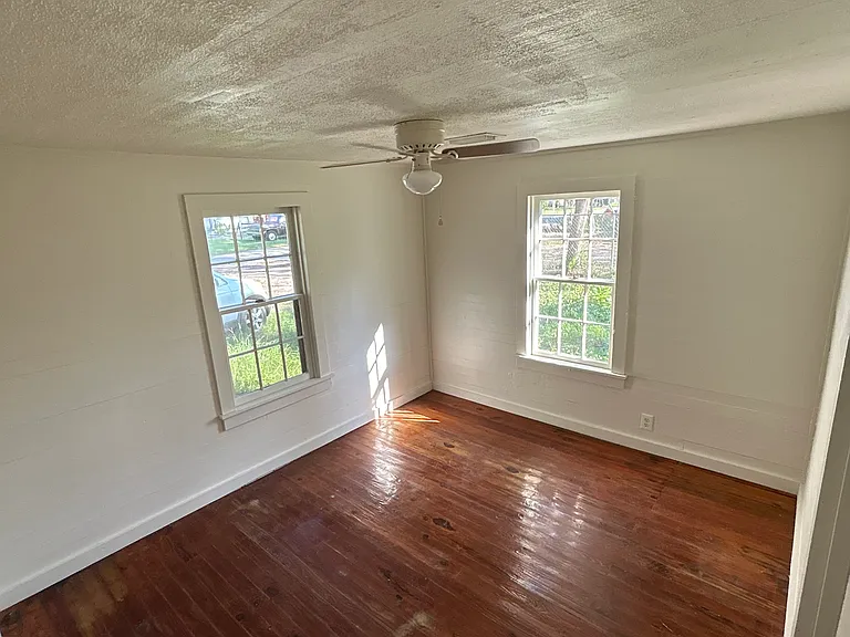 194 SE Craig Ave — Photo 3