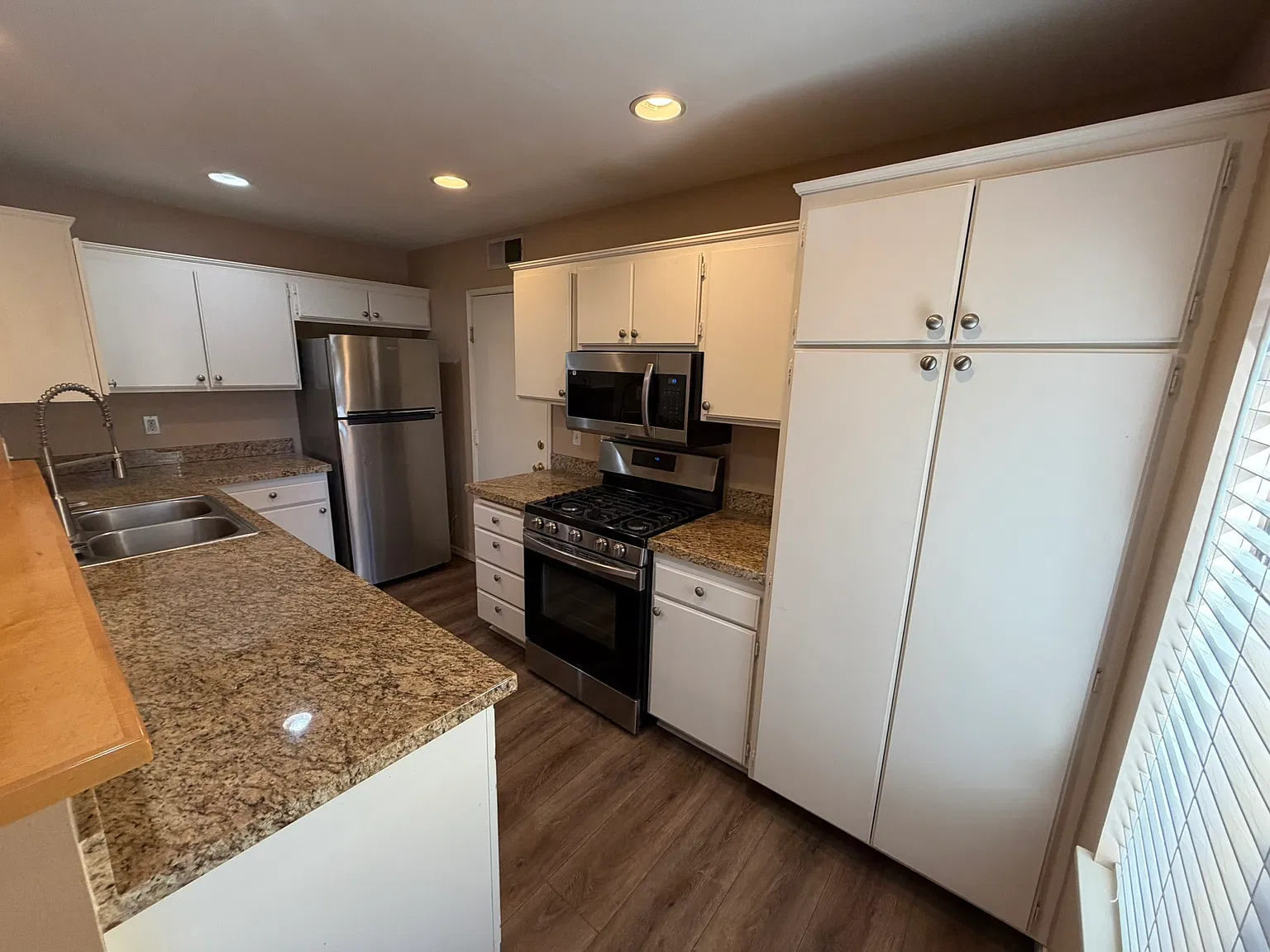 2 bed, 1.5 bath, 1156 sqft, $3,000 — Photo 3