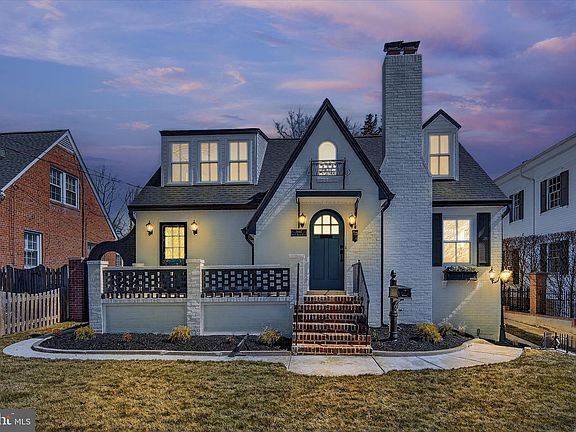 3rd image of 1607 N Glebe Rd