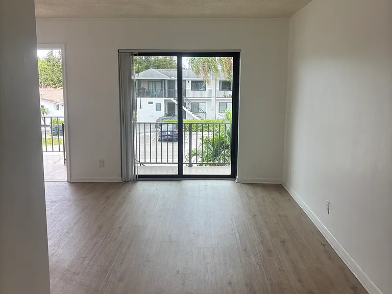 521 NE 45th St #7 — Photo 5