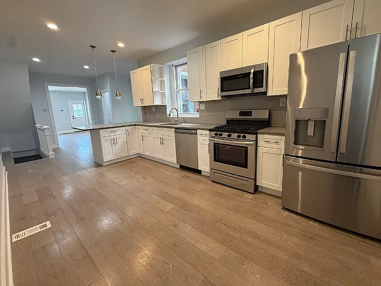 5515 Catharine St — Photo 8