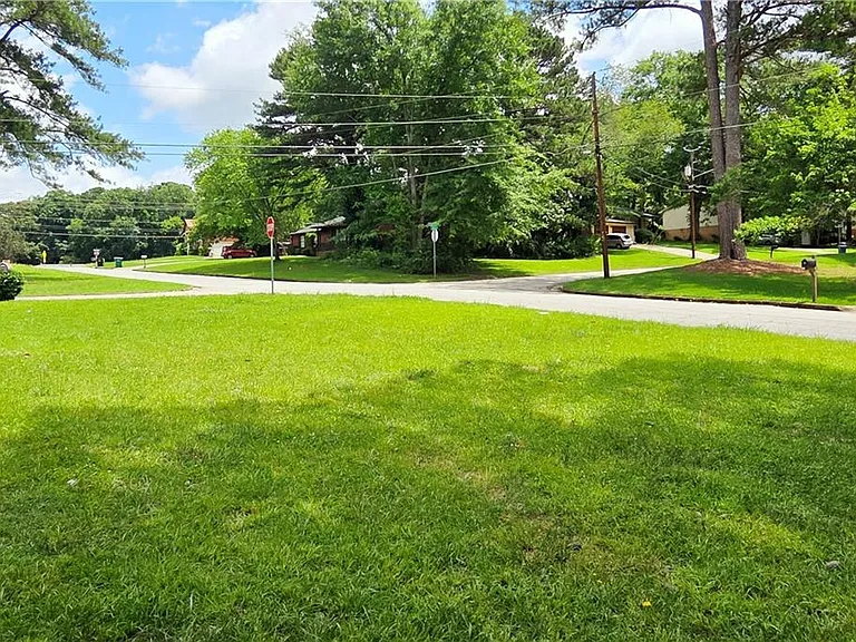 3533 Charlotte Dr — Photo 4