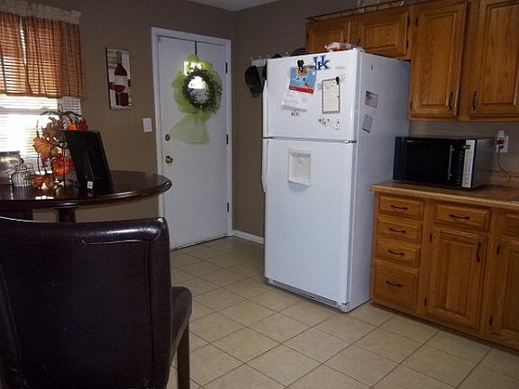 4th image of 140 Country Club Ln