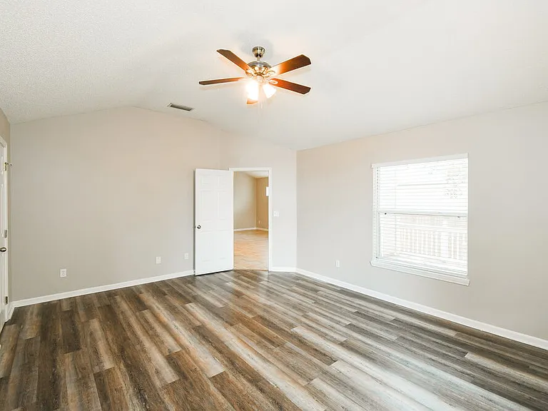 1126 E Brookwood Bluff Rd — Photo 9