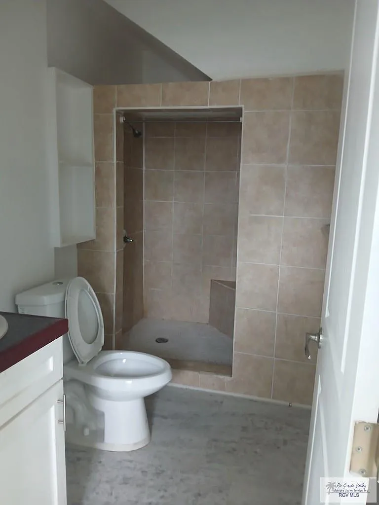3 bed, 1.0 bath, 1000 sqft, $1,000 — Photo 4
