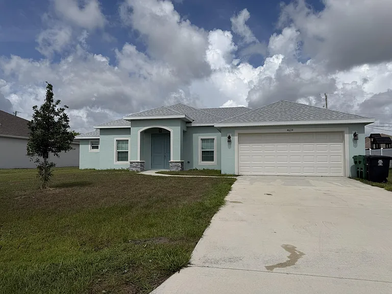 4634 SW Athena Dr — Photo 2