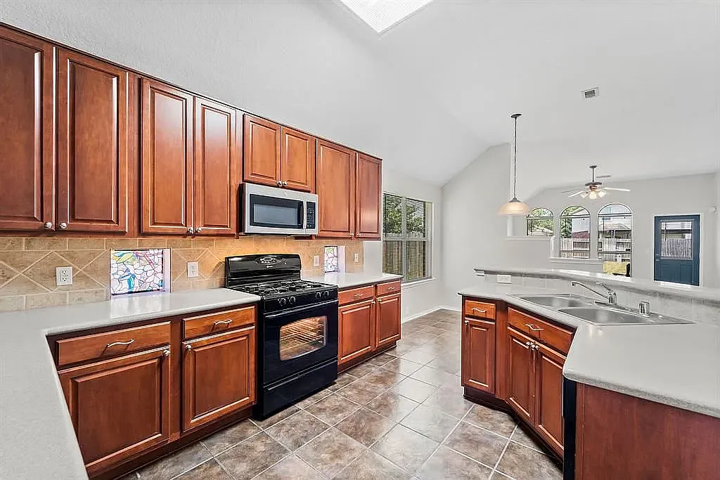 4 bed, 1969 sqft, $2,300 — Photo 3