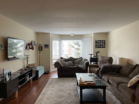 Living Room 2/2