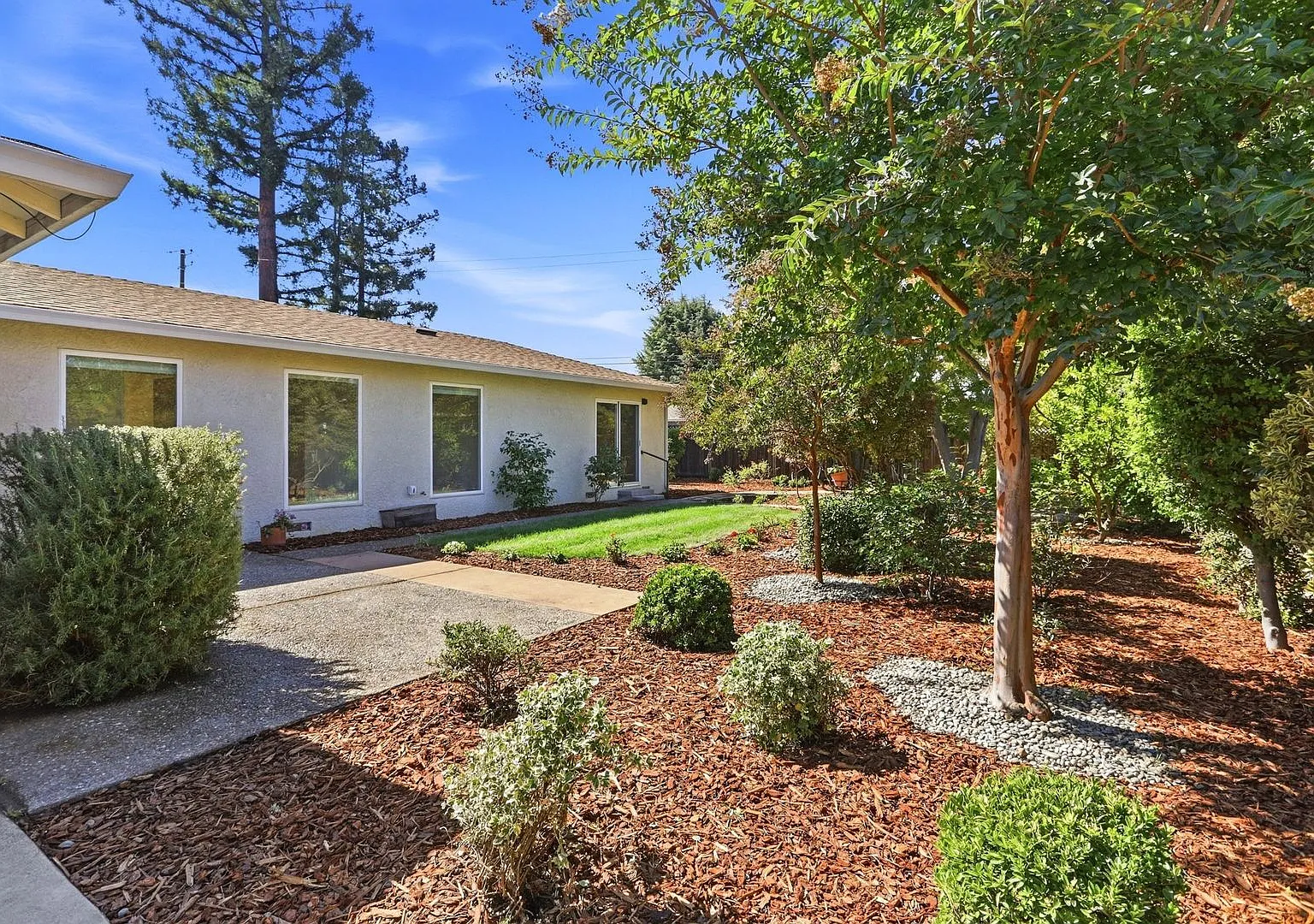 Charming Mountain View home with mature fruit trees and a private backyard retreat — Photo 4