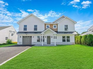 30 Skylark Ln, Levittown, NY 11756