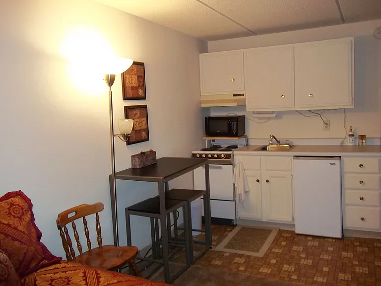 MAY RENT FREE - Sign on this Studio today! — Photo 15