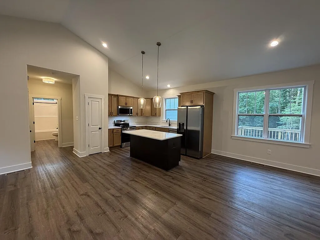 4 bed, 2.0 bath, 2500 sqft, $2,650 — Photo 3