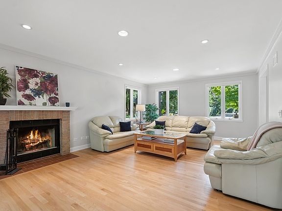 4th image of 915 Lois Ln