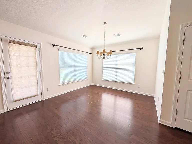 504 Cedar Lakes Dr — Photo 8
