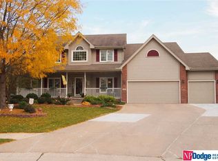 703 Eagle Crest Cir, Papillion, NE 68133