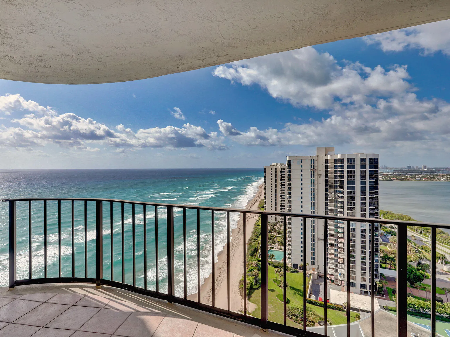 2 bed, 2.0 bath, 1181 sqft, $4,300 — Photo 2