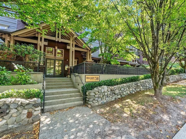 38 7th Ave #308, New Westminster, BC V3L 5W2
