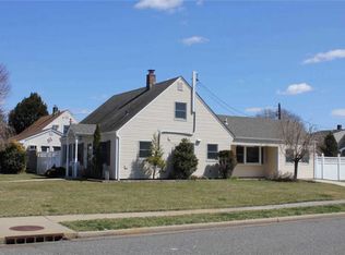 14 Chase Ln, Levittown, NY 11756