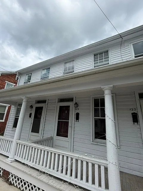123 W King St