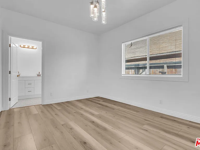 261 W 43rd Pl — Photo 17