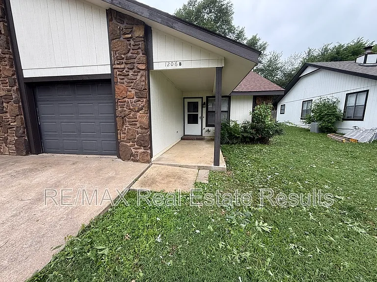 1206 Whipporwill Ln #B — Photo 2
