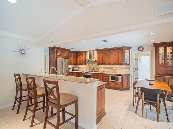 4th image of 109 Thistlewood Cir
