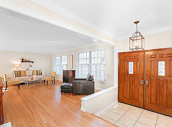 2nd image of 332 S Park Blvd