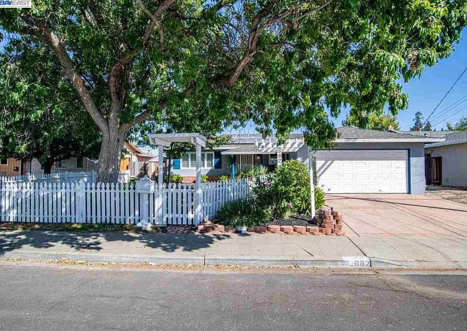 1st image of 882 Camelia Dr