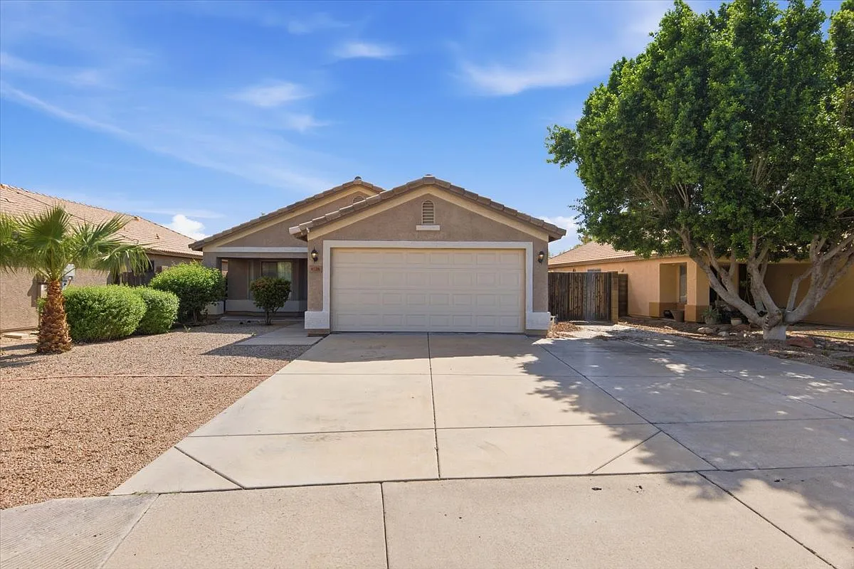3 bed, 1402 sqft, $2,400 — Photo 1