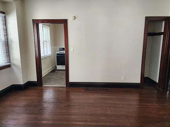 3rd image of 1750 S Twyckenham Dr