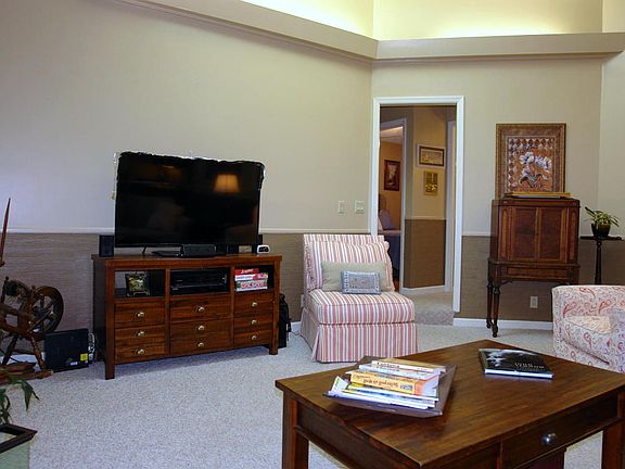 5th image of 105 Bromley Ln