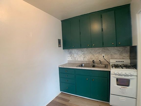 2nd image of 405 Fairview Ave N #5