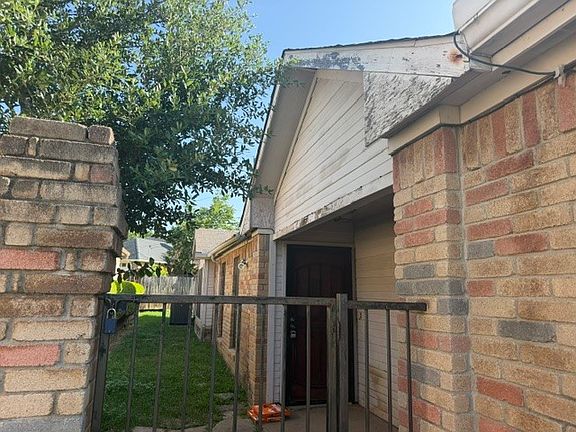 3rd image of 2525 W Oakdale Rd