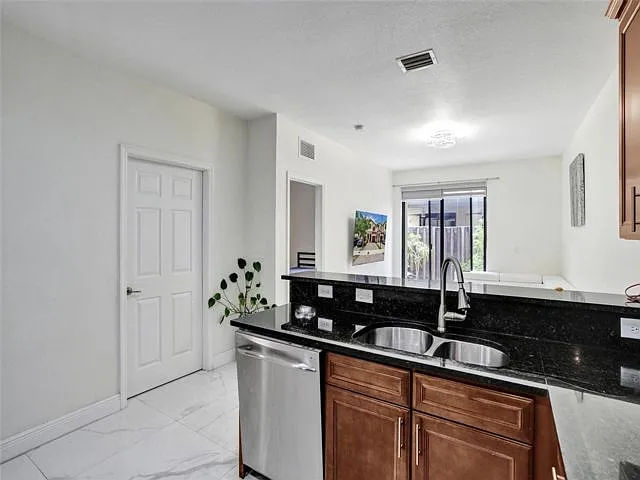 4 bed, 3.0 bath, 1783 sqft, $4,100 — Photo 3