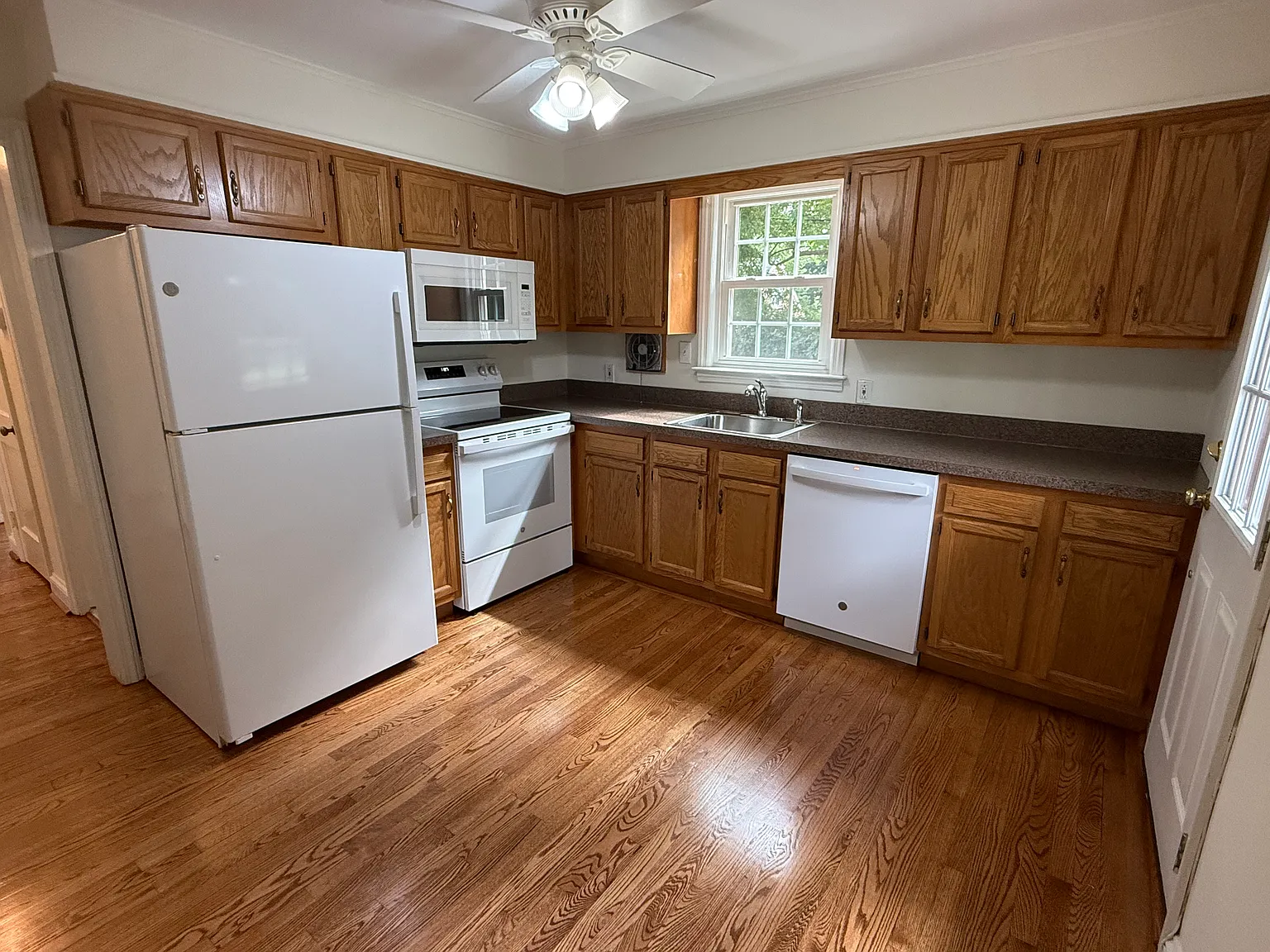 4 bed, 1400 sqft, $2,800 — Photo 4