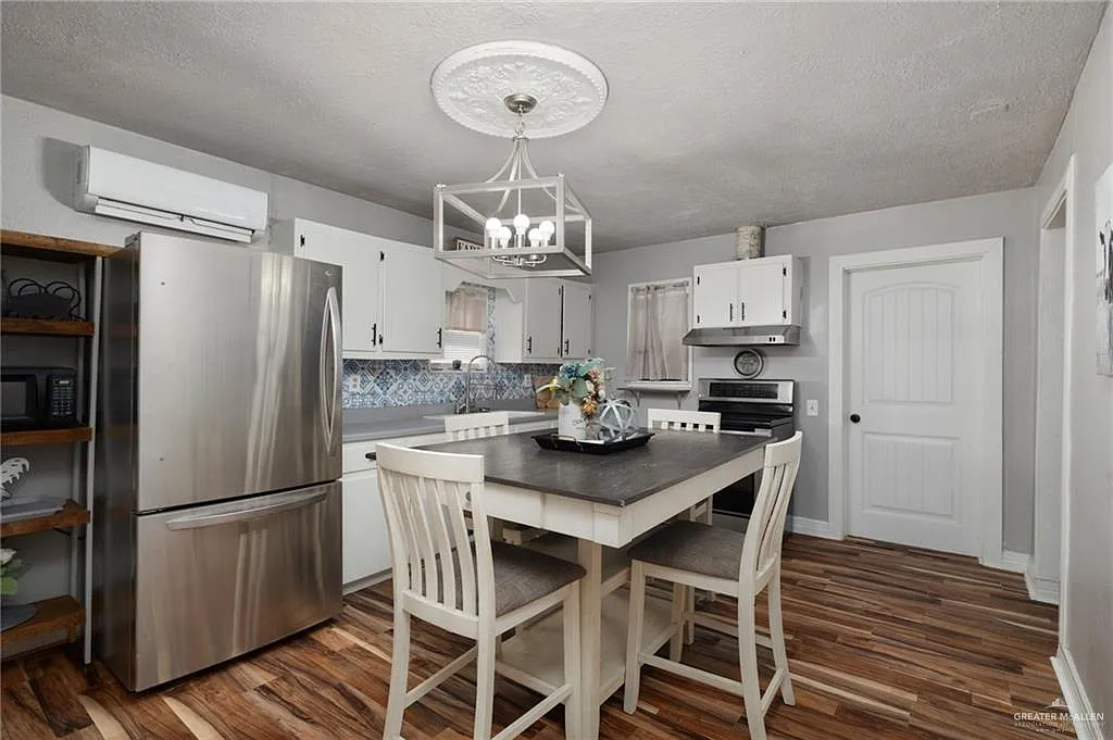 2 bed, 1.0 bath, 888 sqft, $1,600 — Photo 4