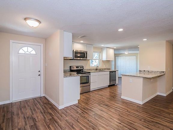 5th image of 2338 Lakeshore Cir
