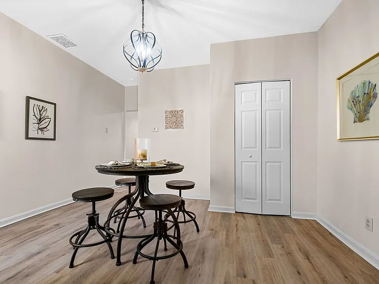 826 Walnut St — Photo 4