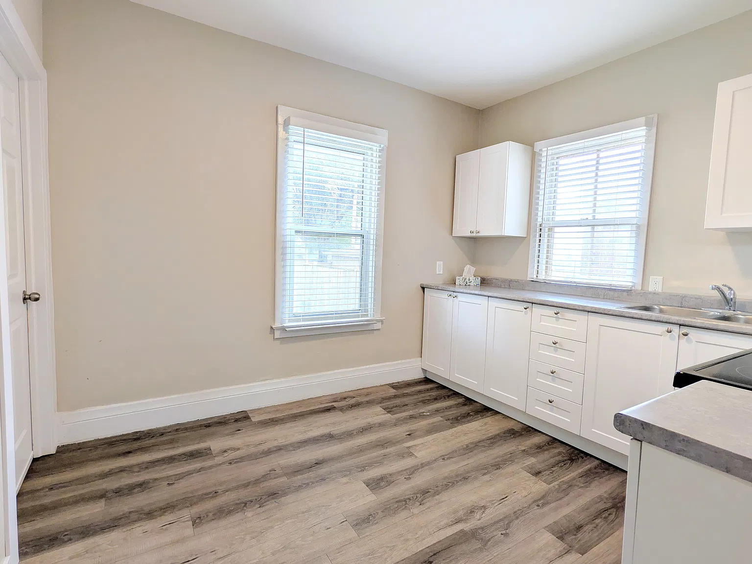 1580 Dufferin Pl — Photo 2