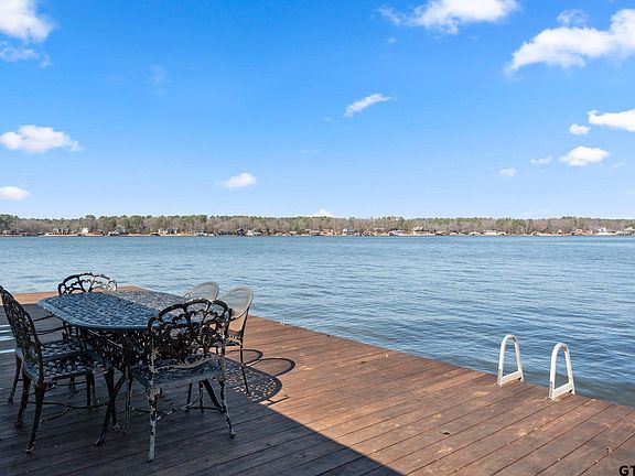 4th image of 305 S Park Rd