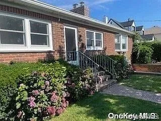 142 Flamingo St