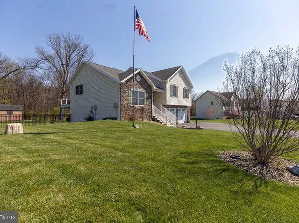 1753 Raven Dr, Chambersburg, PA 17202