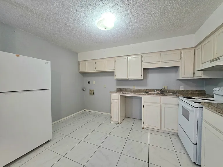 2421 Vine Ave #C — Photo 8