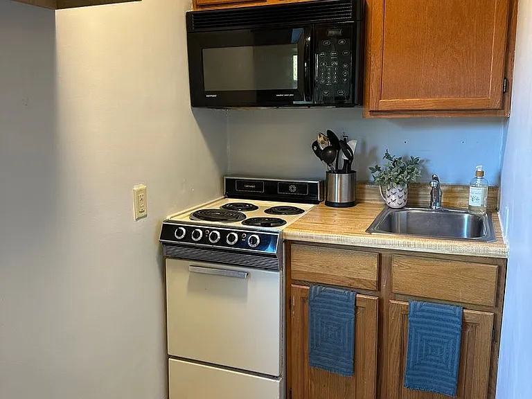 383 College Street — Photo 18